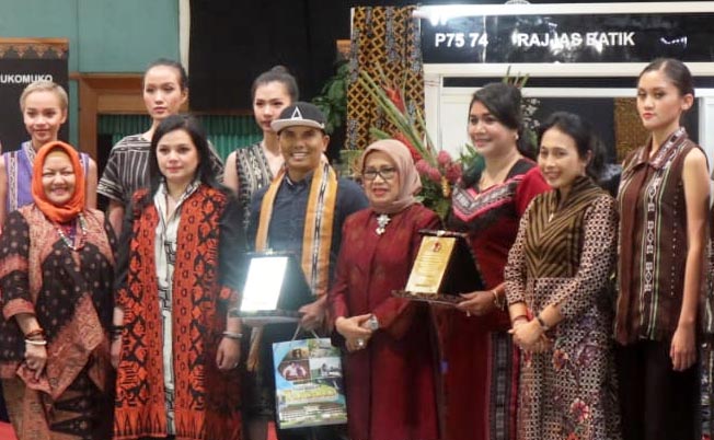 Sarung Tenun Mandar Meriahkan Pameran Kriyanusa 2018 dari Kemenkop UKM